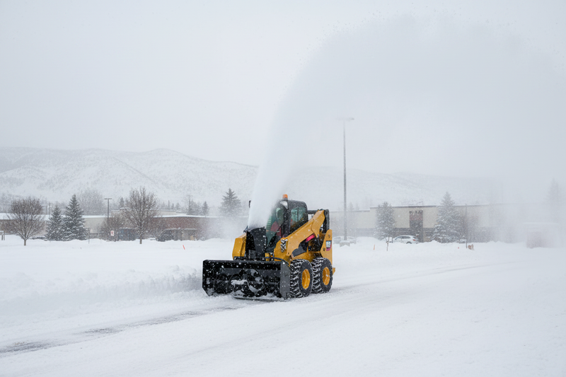 Indlæs billede i Gallery Viewer, Skid Steer Hydraulic Snow Blower Attachment 72 Inch No Shear Pin 40ft Throw
